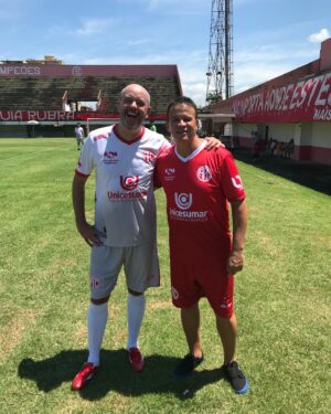 Alex Escobar Instagram - #TBW Relembrando o dia em que joguei (?) bola com meu ídolo @renatocarioca07 no gramado do Mecão!