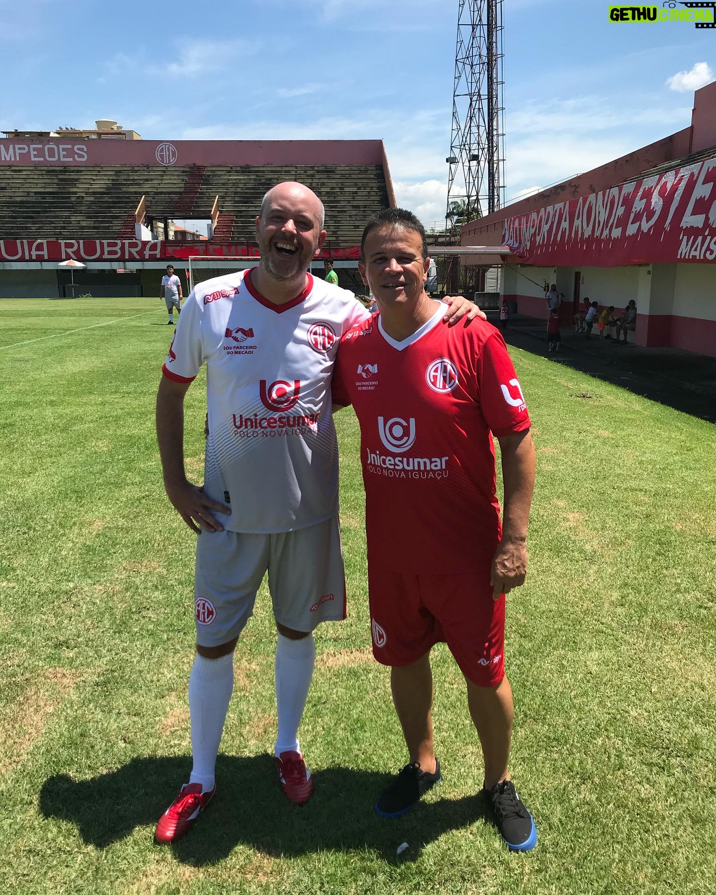 Alex Escobar - 1.9K Likes - #TBW Relembrando o dia em que joguei (?) bola com meu ídolo @renatocarioca07 no gramado do Mecão!