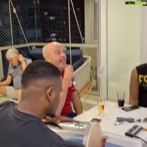 Alex Escobar - 6.4K Likes - #TBM de um sambinha de aniversário. Gosto muito ❤️