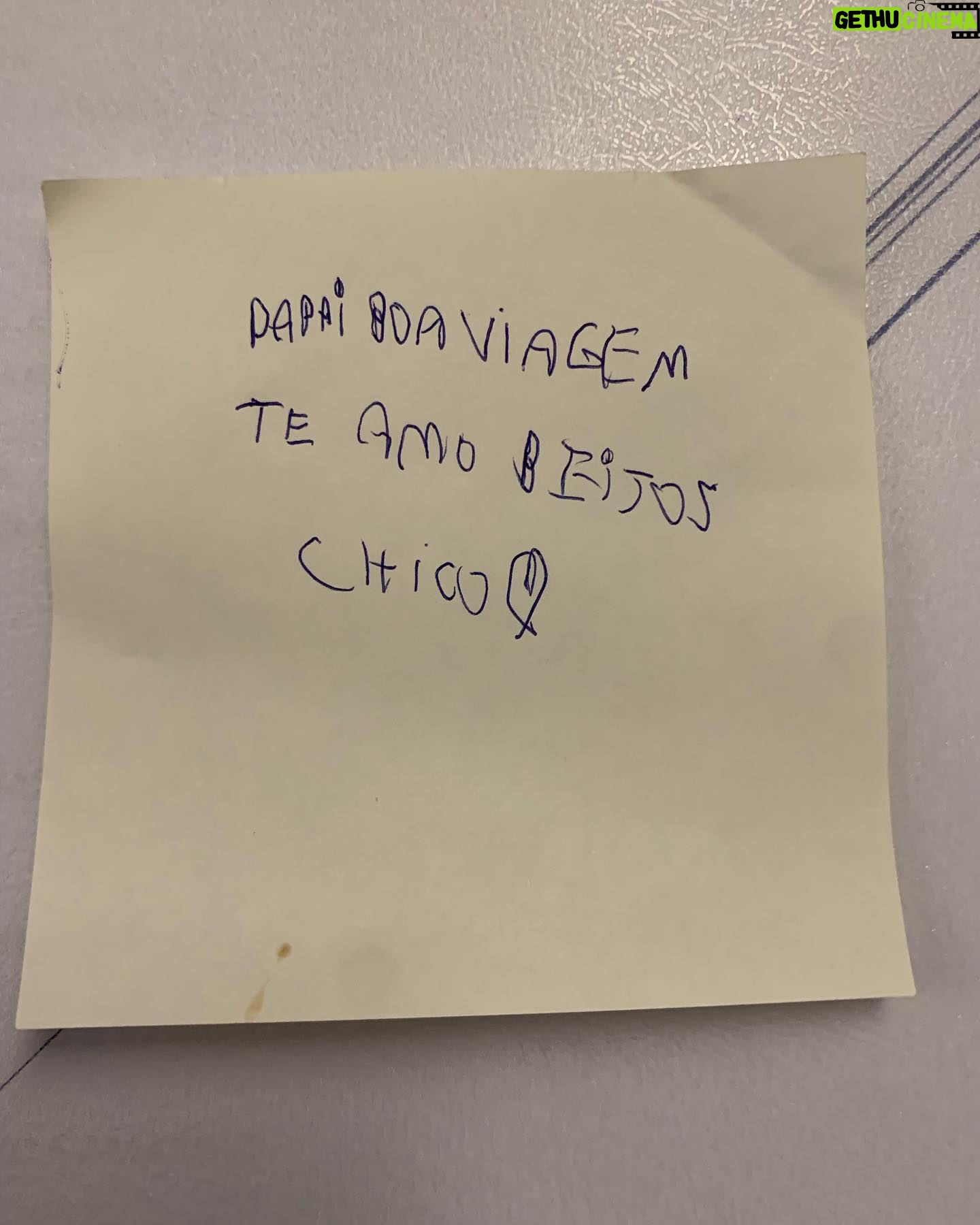 Alex Escobar - 6.9K Likes - Ao abrir a mala no hotel em São Paulo, onde estou para a transmissão do Carnaval, me deparo com esse bilhete do Chico. Meu moleque ❤️