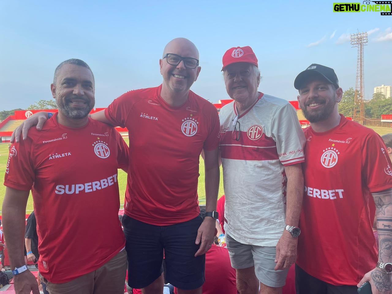 Alex Escobar - 6.6K Likes - 18/05/2024. Nesse dia renasce o @americarjoficial . Estádio cheio, reformado, astral lá em cima, um time preparado , um trabalho profissional, @romariofaria em campo, no comando. O America estava morrendo mas reagiu. O America vive. Na foto meu Tuninho, @vitorcosta.rj @obarretinhoo