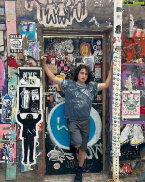 Alex Garfin Instagram - Batman isn’t the only ones in the alleys.

📸: @carlingjacksonart
