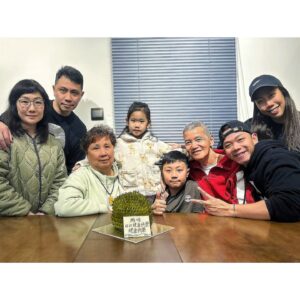 Alex Lam Chi-Sin Instagram - ❤️年二十八媽媽生辰❤️
祝天下母親日日健康快樂
祝天下母親日日笑口常開
祝天下母親日日心想事成
祝天下母親日日子女孝順
唔好意思今年你細仔病咗
冇同阿哥攬住你錫錫影相
因為唔想傳染到病菌俾你
等我好返再食飯補返張相
願你每日健康快樂和精進
亦再次多謝 @littleworldcakery 
送個榴槤蛋糕俾我媽咪食
佢話好食唔太甜可食多啲
食食吓一個人食咗四份一
😆😆😆😆😆😆😆😆😆
#貓山王蛋糕 #榴槤蛋糕