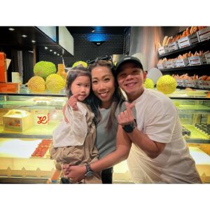 Alex Lam Chi-Sin Instagram - ❤️享受家庭樂❤️
再次多謝朱朱好好嘅推介
非常優質美味酒店自助餐
最重要係滿足最愛嘅太太
因為佢好喜歡食蟹同榴槤
乖乖一入到酒店酒店同事
見到佢即時送上小熊禮物
開心到飛起多謝呢位姐姐
有興趣可以撳返短片收看
我真心推介嘅酒店自助餐
#阿拉斯加帝王蟹宴 #唯港薈 #自助餐 
#AlaskaCrabtasticBuffet
#TheMarket #hoteliconhk