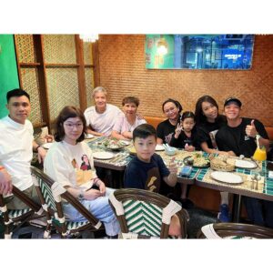 Alex Lam Chi-Sin Instagram - 🫰🏽哥生辰快樂🫰🏽
阿哥生日阿媽辛苦日
到我哋呢啲咁嘅年紀
慢慢就會領略到家人
健康時間朋友好寶貴
所以好好珍惜擁有嘅
能夠一家人齊齊整整
食餐開心飯係好奢侈
係難得唔係人人可以
如果你經常可以嘅話
記住我講要好好珍惜
哥哥過多幾年五條嘢
祝佢日日都健康快樂
步步高升同事事順利