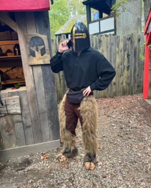 Alex MacNicoll Instagram - Do thyself a favor and get thee to thy nearest Ren Faire!

👑🏰🐴⚔️🐐🧙‍♂️
