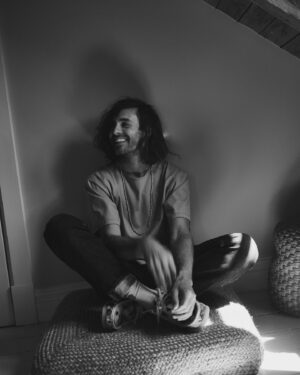 Alex Nevsky Instagram - Je me sens heureux. 
Et je veux prendre le temps de partager ma joie avec celles et ceux qui me permettent de créer à leurs côtés.
Un travail important de la part de ces gens, une équipe solide et bienveillante. 
Immense reconnaissance envers vous 🙏

@karinelafleur et son équipe @the_orchard_ 
Jean-François - Marie-France - Catherine - Joannick -  Chez @torpille_promo_radio 
@cindyandrey et @le_fougere 
@philvbl - Marie et Johannie chez @annexe.media 
@cath_laporte merci pour ton art merveilleux 
Daniel Beaumont, @guylain_chartrain , @studiodandurand , Gabriel Gratton, @vincentcarre1 , François Lafontaine.
Sarah aux stylisme, @maxymegd pour les photos magiques et vraies. @byconsulat @minuscouture 

L’équipe de @agence.m , @jolanka_l , 
mais par dessus tout, @mariep_tremblay , cette formidable découverte, cette femme d’une extraordinaire bienveillance qui m’accompagne depuis plusieurs mois, dans les jours de joies et les autres. 🌷

Merci à Claire et Vanessa, quel privilège de vivre la vie à vos côtés ❤️
On nage ensemble 🧜🏼‍♂️🧜‍♀️☀️❤️