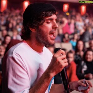 Alex Nevsky Instagram - 🚨Alerte au concours de relâche🚨J'aimerais offrir des billets pour mon spectacle de vendredi à la Salle Méchatigan de Sainte-Marie. Vous n’avez qu’à tagguer le nom de votre accompagnateur, en commentaire👇🏻Bonne chance la gang de 7 chanceux.🍀