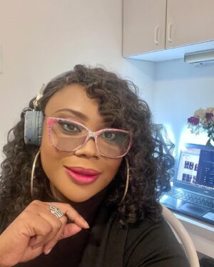 Alex Okoroji Instagram - Hey my wonderful Friends, sending you all New Year blessings.🎊 Grateful to still be here - connected to YOU. 🙏🏾

I have certainly missed you all.💕
Now back from my social media detox.

Any special updates? Do share.
As always, I’m rooting for you.👏🏽🙌🏽

P.S: I feel like a Lotus.😆
📸 taken Dec 2023 while I was away.

#alexokoroji #queenofexpression #queen #grateful #blessed #selfie