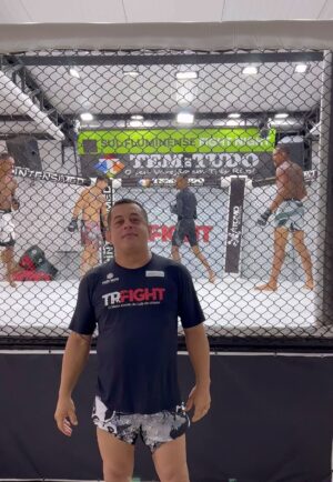 Alex Oliveira Instagram - Mais um treino para conta e como sempre com muito alegria.

Um oferecimento do maior e melhor varejão da região Sul Fluminense @temditudotr 

#lojas 
#Mencionar
#atstubaroes 
#muaythafighter
#lutalivreesportiva 
#tresriosacidadedoesporte •
#franquia
#jujitsulifestyle 
#tubaroesassasinos
#taekwndo •
#lojas
#kingfu
#boxe
#atsushi 
#Anime
#tresriosprecente
#taekwondofighter
#franqui
#andretadeu