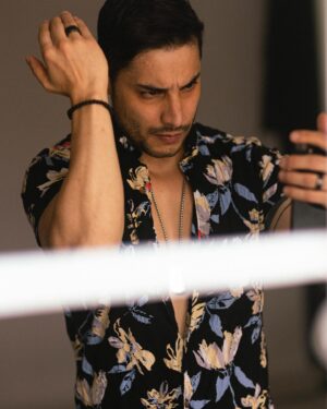 Álex Perea Instagram - Y como no todo es malo, les dejo una transición de la seriedad a la felicidad…. ☺️🥰 bonito fin! 🖤🤘🏼