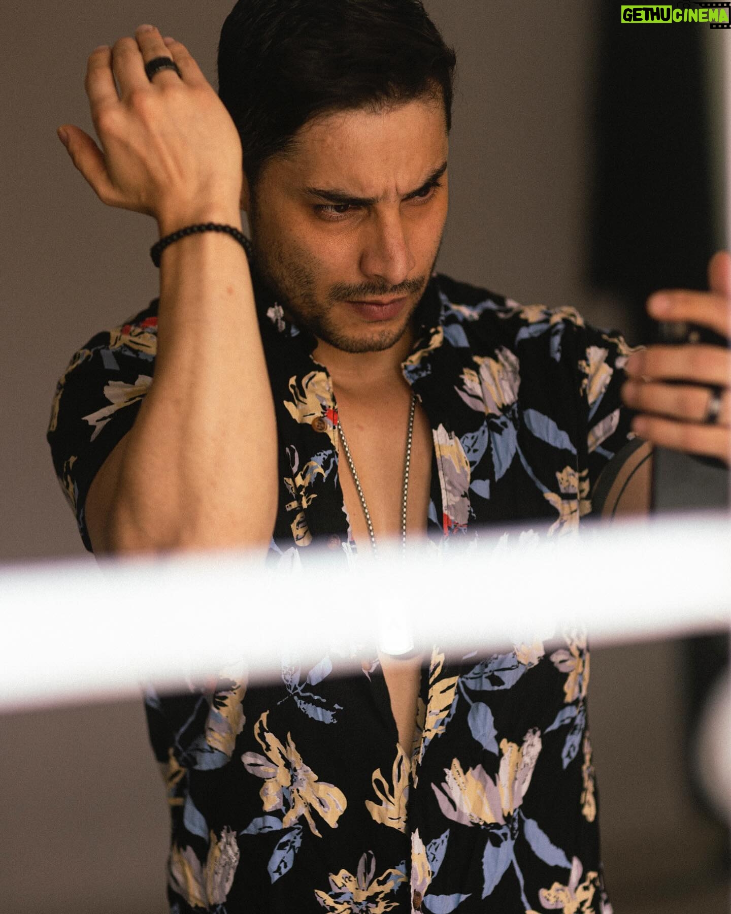 Álex Perea - 7.2K Likes - Y como no todo es malo, les dejo una transición de la seriedad a la felicidad…. ☺️🥰 bonito fin! 🖤🤘🏼