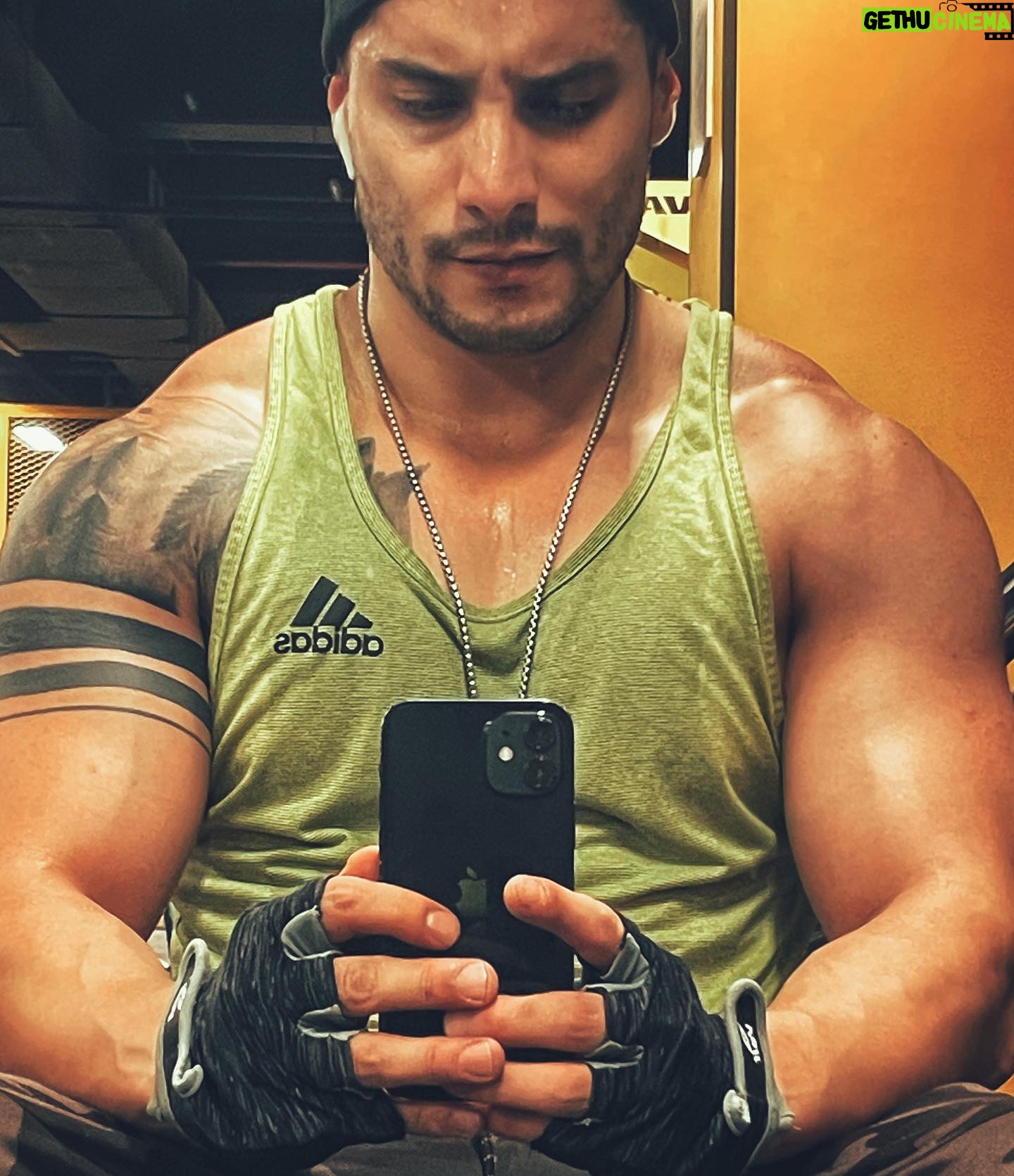 Álex Perea - 14.6K Likes - 80 kilos de pura disciplina. 💪🏻🖤✨