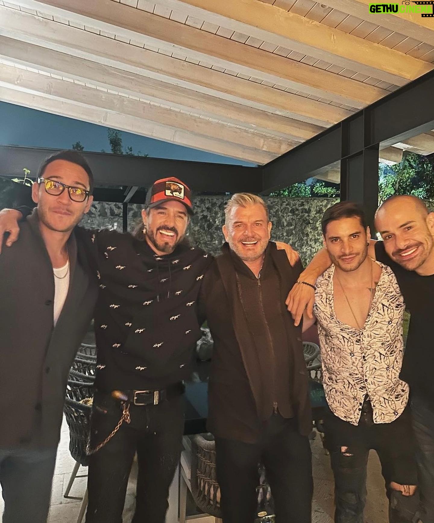 Álex Perea - 17.1K Likes - Gente linda y bella, nunca te acabes… gracias por tu amistad y tu generosidad, te quiero un chingo cabron. @joseron3