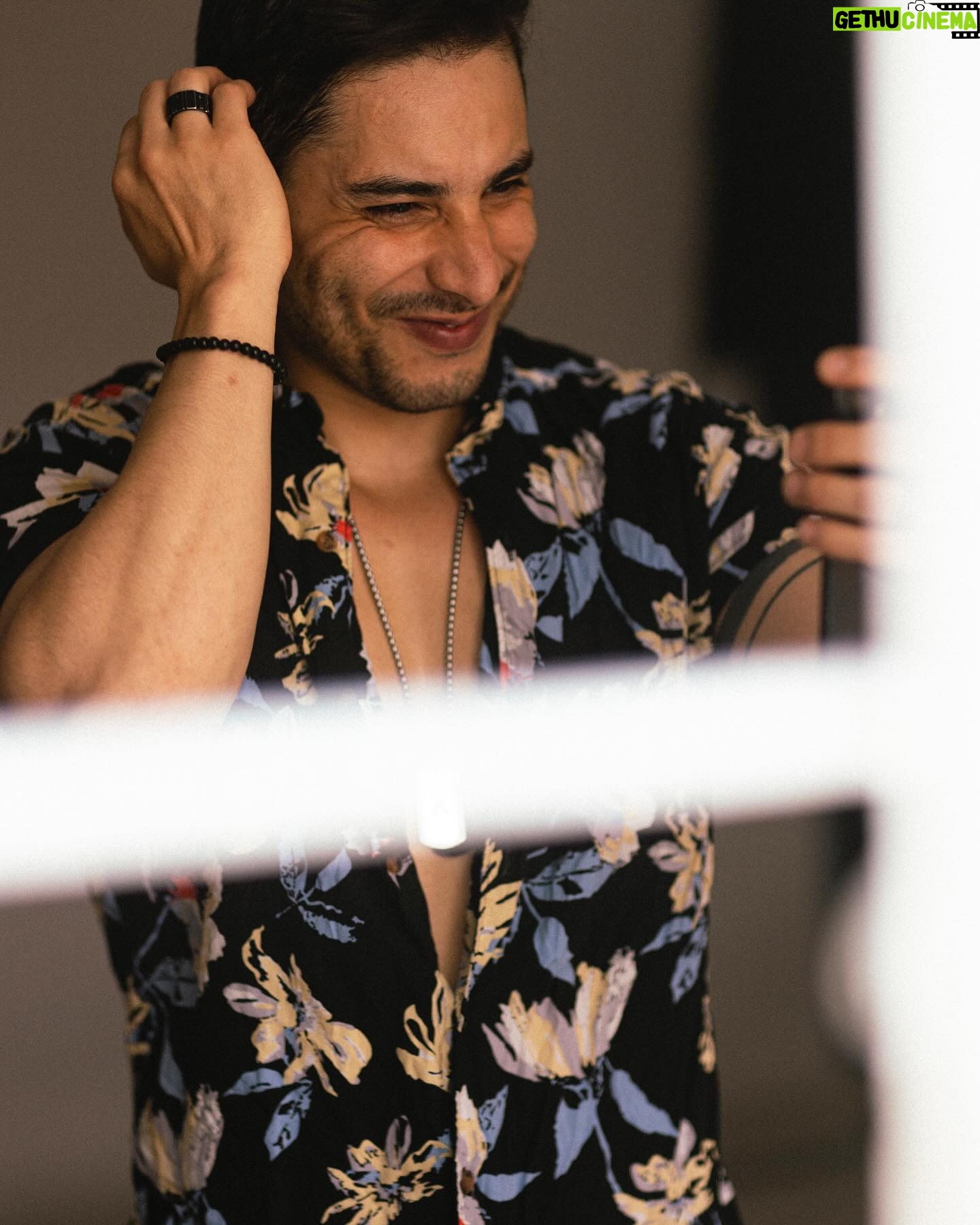 Álex Perea - 7.2K Likes - Y como no todo es malo, les dejo una transición de la seriedad a la felicidad…. ☺️🥰 bonito fin! 🖤🤘🏼
