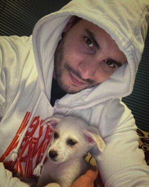 Álex Perea Instagram - Veo tantos videos de personas abandonando a sus perros y me da tanta rabia que existan personas tan cobardes y con cero empatía, afortunadamente existen personas también, que rescatan y ayudan a perritos en situación de calle. Bienvenida a la familia! Muchas gracias @adoptaunangelmascota #adoptanocompres 🐾✨🐶