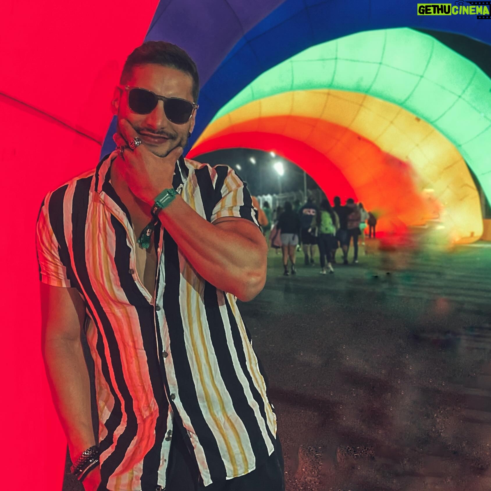 Álex Perea - 8K Likes - Bueeeeeeno, vamos a tomarnos… esta otra fotografía… #edc #festival #electronica #hashtag #megaeditada #nomeimporta #2 2=5 #escribirloquesea 🙌🏻😂✨
