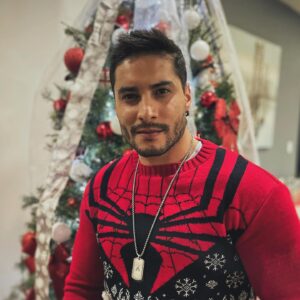 Álex Perea Instagram - Feliz navidad les desea su amigable vecino… Alex Perea. 😝🎄✨🕷️🐺