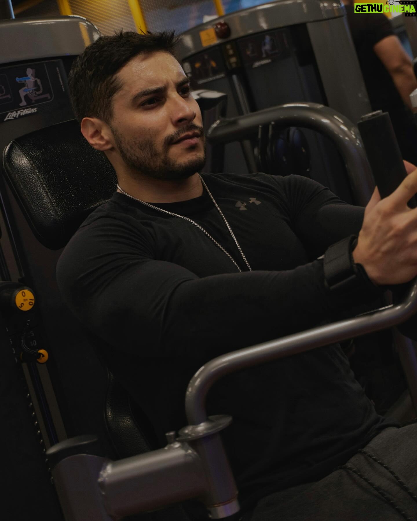Álex Perea - 15.6K Likes - Hermoso sábado! No dejen de hacer ejercicio y pónganse bien sabrosos! Bonito fin! 💪🏻✨🫶🏻🖤🐺
.
.📸 @erimmo