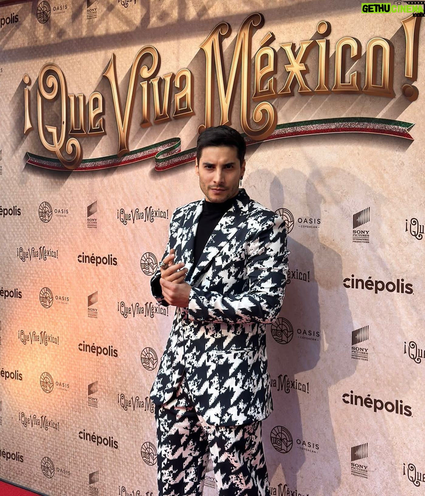 Álex Perea - 11.5K Likes - Ayer fue un día sumamente especial para mi, una premiere digna de un señor peliculon, la cual tengo la fortuna de formar parte… @quevivamexico_cabrones se estrena en más de 3 mil salas este 23 de marzo gracias a @sonypicturesmx
Gracias a todos mis compañeros por su talento, su dedicación y su cariño, y gracias a mi Director Luis Estrada por darme el honor de trabajar por segunda vez a su lado y por darme una de las mejores experiencias de mi vida.
Y gracias a todos los que me apoyaron ayer en este maravilloso evento…
🔹Designer @benitosantosoficial @benitosantosmexico
🔹Stylist @rafaelpulidophoto
🔹PR @globalhazgroup
@olympiamexico