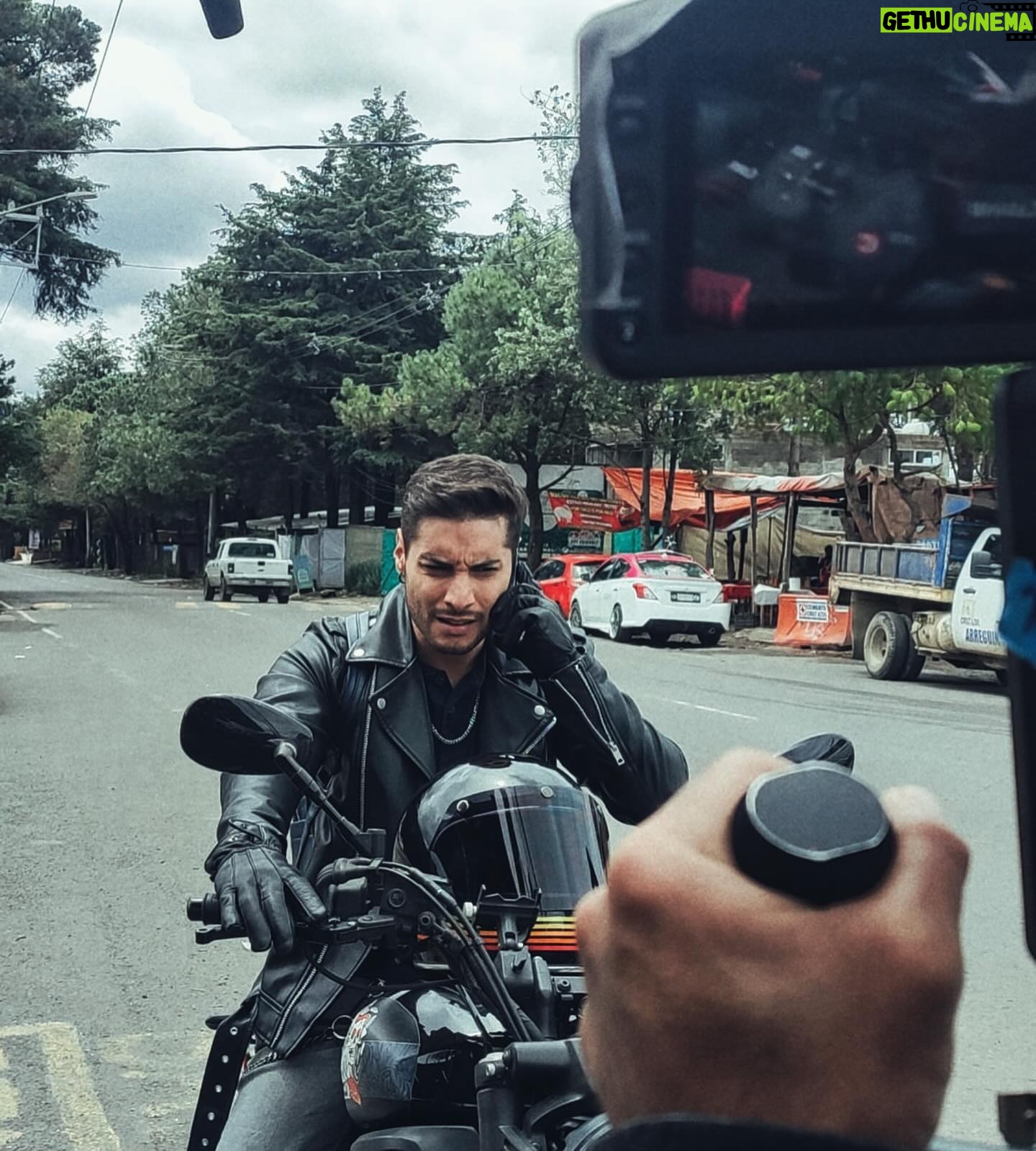 Álex Perea - 13.4K Likes - Que chingon disfrutar tanto de algo y sentirte tan pleno… mañana será otro día, pero hoy… hoy soy muy feliz. ✨🐺☀️ #Evan #ReliquiasOscuras
📸 @josechuyrodriguez
