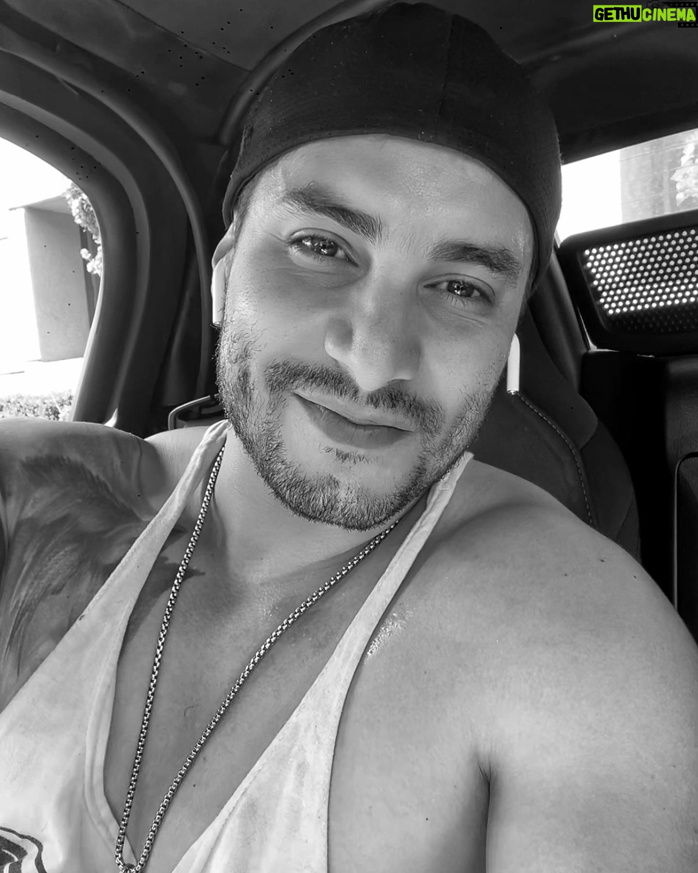 Álex Perea - 10.6K Likes - 🤍✨🖤