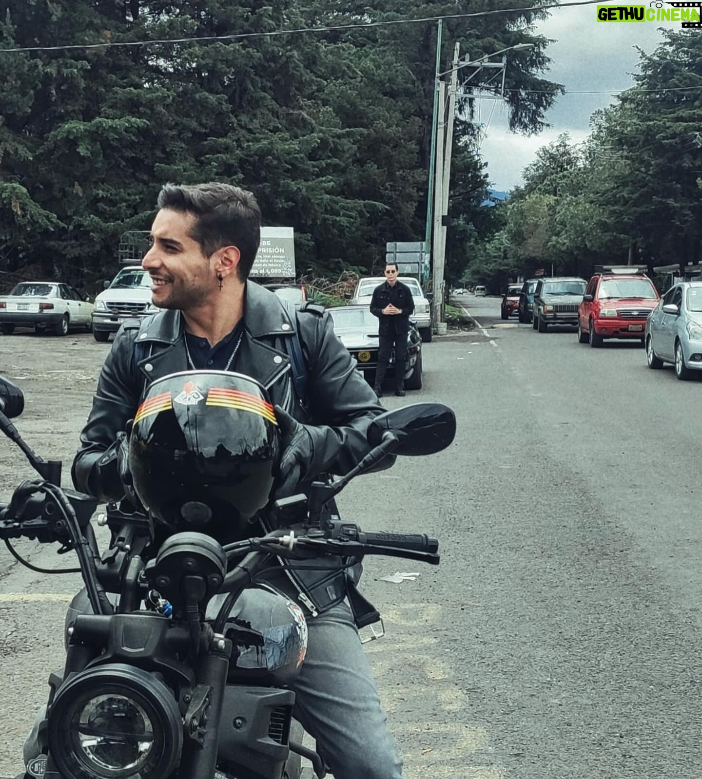Álex Perea - 13.4K Likes - Que chingon disfrutar tanto de algo y sentirte tan pleno… mañana será otro día, pero hoy… hoy soy muy feliz. ✨🐺☀️ #Evan #ReliquiasOscuras
📸 @josechuyrodriguez