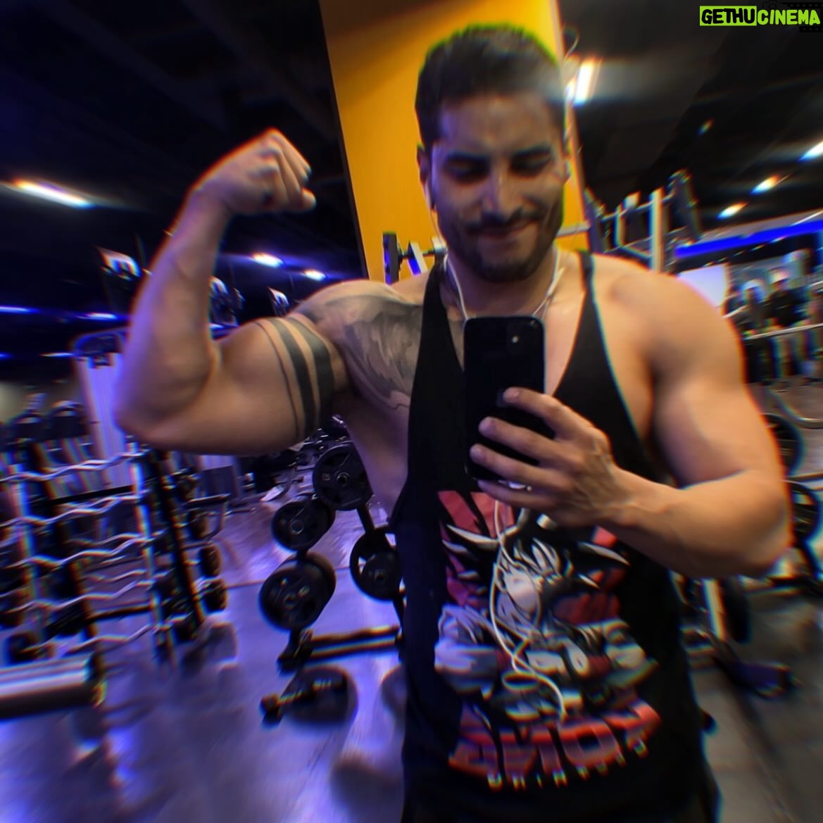 Álex Perea - 7.1K Likes - Me urge regresar al gym! Pero sumamente agradecido por tanto trabajo… excelente inicio de semana para todos! Y pura buena vibra! ✨🐺🖤