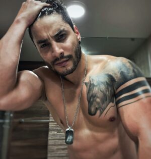 Álex Perea Instagram - Feliz casi viernes! 🤪 bonito día! 🐺✨