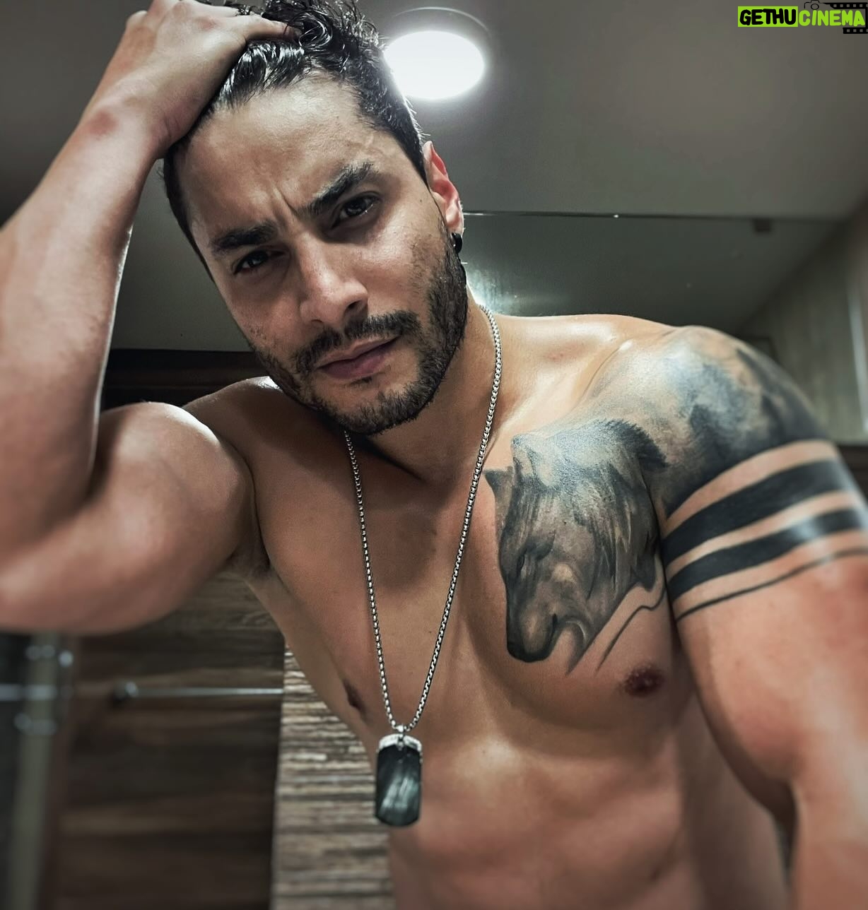 Álex Perea - 23K Likes - Feliz casi viernes! 🤪 bonito día! 🐺✨