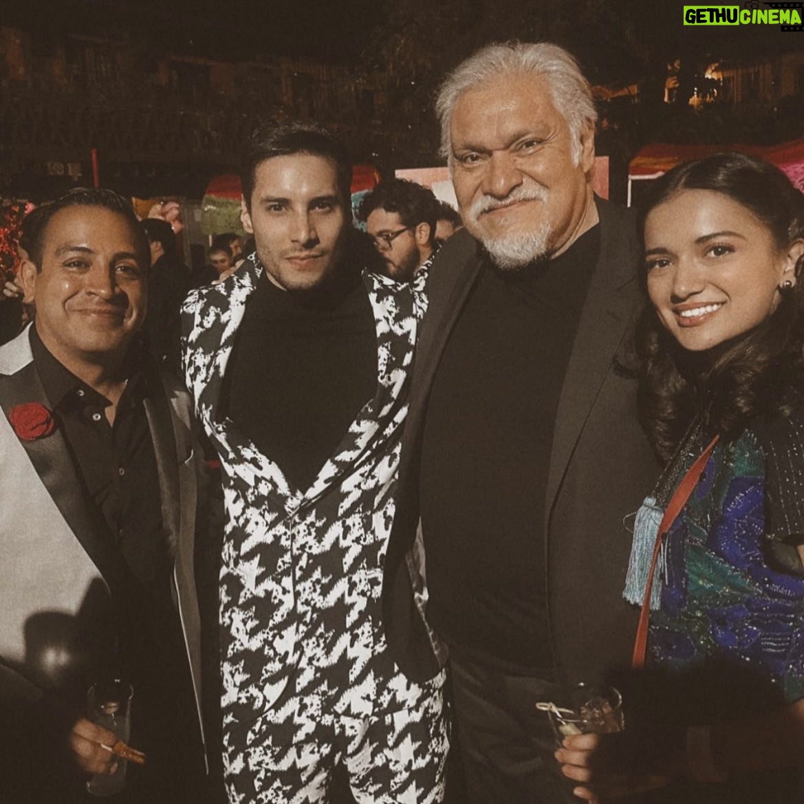 Álex Perea - 8.2K Likes - No sé por qué nunca subí esta foto, pero no lo quería dejar de hacer teniendo una foto acompañado de tan talentosos compañeros y excelentes seres humanos a mi lado.
Los quiero harto!