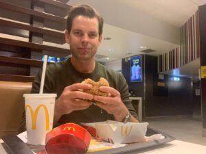 Alex Schulman Instagram - Jag vet ärligt talat inte vad det blivit av mig om jag inte haft idrottsföreningarna i min barndom. Det låter drastiskt, men kanske räddade de mitt liv. Jag är så tacksam för allt de gjorde för mig, och så glad att de finns kvar för dem som är barn idag. Jag är därför väldigt positiv till att McDonald’s samlar in pengar till de lokala klubbarna ute i landet. På 100 av 200 restauranger kan man köpa en specialmeny, och om man gör det så går 5 kronor till den lokalt valda idrottsförening. Jag gillar detta upplägg - ät en donk, och skänk en slant till idrottsklubbarna på en och samma gång. Tack, @mcdonaldssverige!