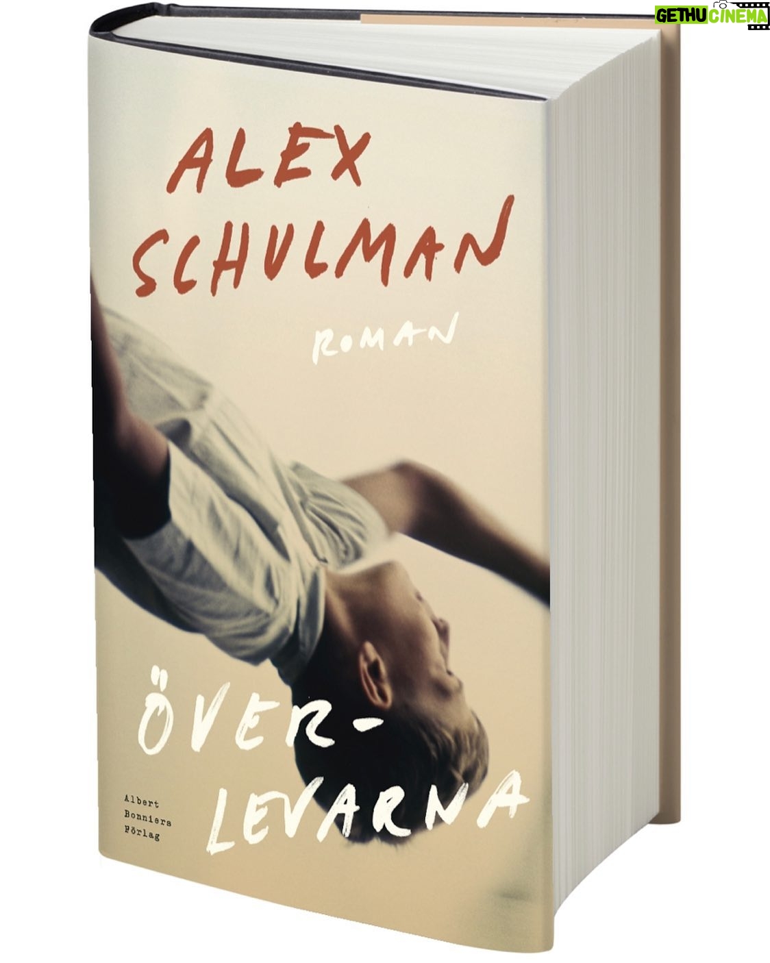 Alex Schulman - 7.1K Likes - Snart kommer min roman āĆverlevarnaā ut! Jag Ƥr mycket glad och spƤnd infƶr detta! Om ni vill ha boken signerad av mig sĆ„ kan ni bestƤlla den nu! LƤnk finns i min profilsida.