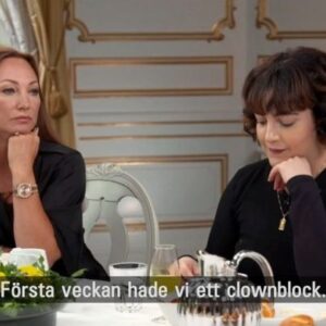 Alex Schulman Instagram - Sällan förr i svensk underhållnings-tv har väl ett antal kändisar avslöjats och klätts av lika mycket som när Ola Rapace låtsas bli förbannad på en ljudtekniker, misshandlar honom sönder och samman och INGEN ingriper. Det pratar vi om idag, för ni vet väl att det ÄR fredag, det är Alex och SIgges podcast!