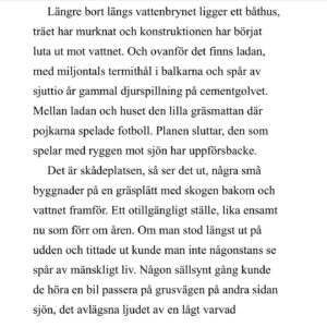 Alex Schulman Instagram - Idag är min roman ”Överlevarna” ute i handeln! Jag skickar här med första kapitlet, och för att ni ska förstå: boken spänner över ett händelserikt dygn i tre bröders liv. Och historien är berättad baklänges, timme för timme går den bakåt i tiden. Detta första kapitel är alltså den sista timmen på dygnet. Och nästa kapitel utspelar sig en timme tidigare, och kapitlet efter det utspelar sig en timme bakåt till. Så vi vandrar baklänges genom detta märkliga dygn och bokens slut är i själva verket dess start. Hoppas ni gillar den!! och ni som redan börjat läsa, säg vad ni tycker om kommentarsfältet!!