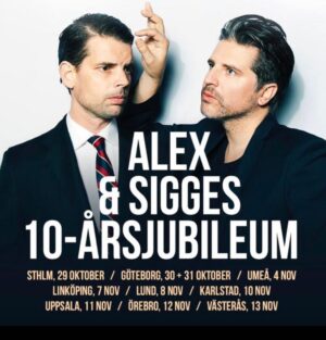 Alex Schulman Instagram - Det är en jävla tyngd när jag tänker på det. Under tio års tid har vi varje vecka utan undantag - jo ett undantag när en person dog - spelat in den här podcasten. Tio år är en sträcka, jag menar, också i ett människoliv är tio år en lång tid. Jag tror att den här podcasten är det roligaste jag gjort i mitt yrkesliv, och att vi fortfarande efter tio år inte bara kan fortsätta, utan att vi fortfarande är Sveriges största podcast efter all denna tid, det är en fan en LYCKA i det. Vi vill fira våra tio år tillsammans med er, med en livepodd-turné i höst. Kolla datumen och se om det inte finns något datum ni kan komma på?! Biljetter finns på alexochsigge.se