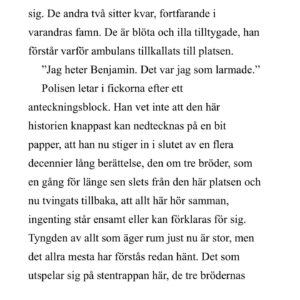 Alex Schulman Instagram - Idag är min roman ”Överlevarna” ute i handeln! Jag skickar här med första kapitlet, och för att ni ska förstå: boken spänner över ett händelserikt dygn i tre bröders liv. Och historien är berättad baklänges, timme för timme går den bakåt i tiden. Detta första kapitel är alltså den sista timmen på dygnet. Och nästa kapitel utspelar sig en timme tidigare, och kapitlet efter det utspelar sig en timme bakåt till. Så vi vandrar baklänges genom detta märkliga dygn och bokens slut är i själva verket dess start. Hoppas ni gillar den!! och ni som redan börjat läsa, säg vad ni tycker om kommentarsfältet!!