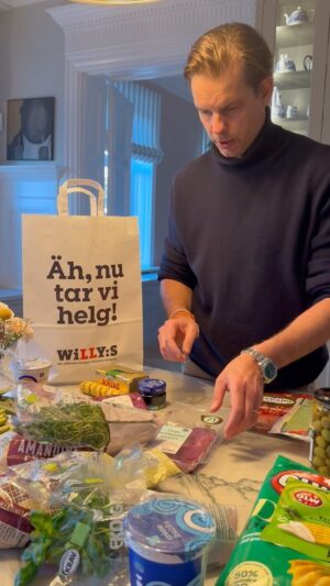 Alex Schulman Instagram - Det är ingen tävling, men när det gäller konceptet att ”ta helg” är jag bäst i Sverige. Ingen gör det här som jag. Har hållit på i över 40 år, och förfinar hela tiden processen. Något som hängt med ända sedan 1987 - ”dill-dill”, numera ser jag att folk kallar det ”dubbel-dill” ibland också, alltså idén om att köpa dill-dip till dill-chips. Återigen, det är ingen tävling, men helvete vad jag satte den sent åttiotal, och sen har det spridit sig och det är självfallet roligt och smickrande. Hur som, i samarbete med @willyssverige har jag nu plockat ihop en ganska otrolig helgkasse med alla mina helgfavoriter, där ”dill-dill” bara är en smak, en liten del. Här finns kött också, förstås, och chark, och det är ingen tävling, men när det gäller kött är jag stark, otroligt stark. Titta allt jag har i min kasse och inse sedan följande; allt detta finns på Willys. Och min helgkasse hittar du på willys.se, bara att klicka hem! Med rabattkoden ALEX50 får du 50 kr rabatt när du e-handlar för minst 750 kr på willys.se (koden är giltig t o m 25/5). Äh, nu tar vi helg!