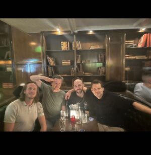 Alex Schulman Instagram - Det slutar mållöst på Emirates.