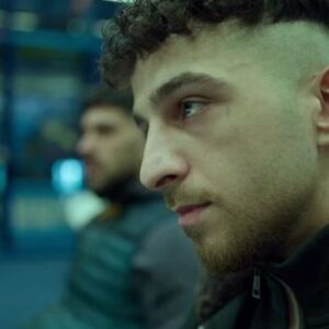 Alex Schulman Instagram - En tidig scen i fullständigt briljanta tv-serien Snabba Cash. Ravys gäng och Danis gäng möts på Andys lekland för att prata efter en skjutning, mycket irriterad stämning, löften om kukar som ska expanderas i fäders munnar och så vidare. De skulle väl helst döda varandra på stället, men ingen av dem vågar göra något, för knarklorden Marko håller i mötet och ingen sätter sig upp mot Marko. Marko har en ton som påminner om en besviken högstadielärare som fått nog av allt tjafs i klassrummet, men han är förstås livsfarlig, det syns på den sjuka blicken, att han gör vad som helst, man förstår att den riktiga dåren här är varken Ravy eller Dani, det är Marko, och i dagens poddare ringer Marko upp oss. Det visar sig att lika besviken som han är på Ravy och Dani, är han på Sigge Eklund. Detta måste ni lyssna på och ni måste väl göra det nu på en gång, för det är fredag, det är ALEX OCH SIGGES PODCAST!!
