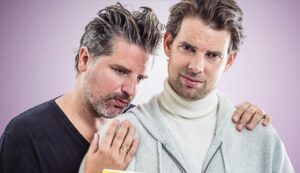 Alex Schulman Instagram - Det blev fredag, det blev Alex och Sigges podcast, och 270 000 människor sträcker sig samtidigt efter mobben som ligger och är blå på nattygsbordet, de gnuggar bort sömnen från ögonen, ser notifikationen och de tänker: ”Bra. Sigge har jobbat under natten, och nu ligger den där, poddaren, utan tjafs, ett charmant arrangemang utan mankemang”, och de ställer sig upp, leder knakar och skallen går genom hemmen, när de skriker till sig själva och till varandra: ”Där är den! Det är så den ska komma!”