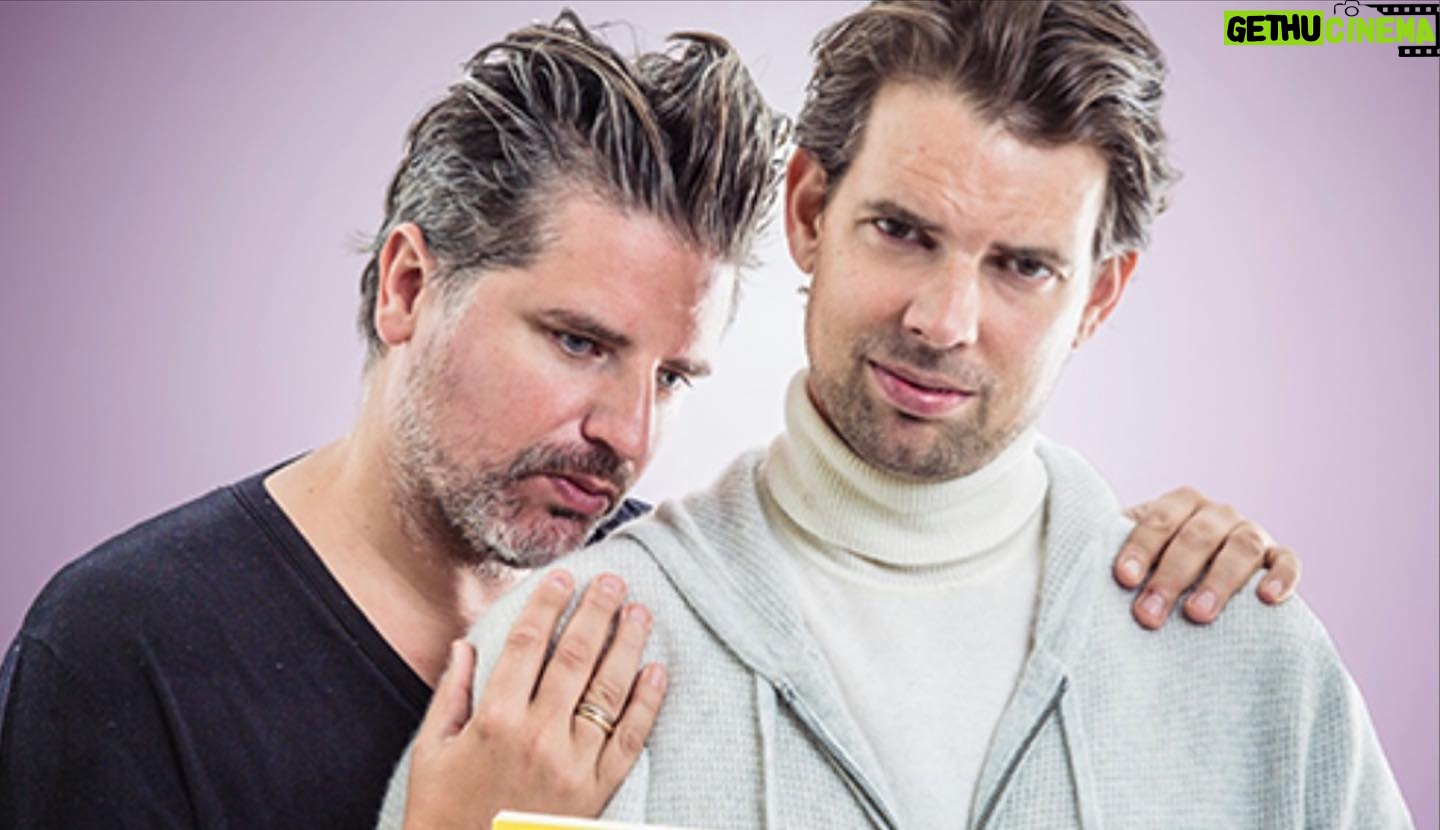 Alex Schulman - 6.6K Likes - Det blev fredag, det blev Alex och Sigges podcast, och 270 000 mƤnniskor strƤcker sig samtidigt efter mobben som ligger och Ƥr blĆ„ pĆ„ nattygsbordet, de gnuggar bort sƶmnen frĆ„n ƶgonen, ser notifikationen och de tƤnker: āBra. Sigge har jobbat under natten, och nu ligger den dƤr, poddaren, utan tjafs, ett charmant arrangemang utan mankemangā, och de stƤller sig upp, leder knakar och skallen gĆ„r genom hemmen, nƤr de skriker till sig sjƤlva och till varandra: āDƤr Ƥr den! Det Ƥr sĆ„ den ska komma!ā