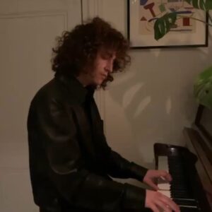 Alex Schulman Instagram - Lite mer än en månad kvar till premiär. Och långsamt faller text och musik på plats. Här spelar @jacobmuhlrad ”Violas tema”, som kommer 25 minuter in i föreställningen. Hoppas ni vill komma till Dramaten och titta!!