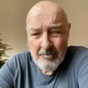 Alex Schulman Instagram - Farbror Sigge skickade en nyårshälsning till mina barn. John Locke ville ta med dem allihop - tillbaka till ön. Det skreks här hemma.