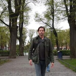 Alex Schulman Instagram - I betalt samarbete med Bokus Play.
I all upphetsning, när jag försökte förklara mitt livs största läsupplevelse för min dotter, så glömde jag helt bort att berätta att boken 100 år av ensamhet inte bara finns i en GLIMRANDE nyöversättning av geniet Lina Wolff, utan också att boken finns på Bokus Play! Och låt mig nu tala till er som kanske bara läser en bok i månaden och som tycker att det är onödigt att betala för alla böcker när man bara läser en! För 79kr i månaden får man en bok på per månad! Genom mig kan man nu prova detta i två månader utan att betala en krona. Gå in på Bokus.com/Play, klicka på "prova fritt" och välj efter det basabonnemanget. Fyll sedan i koden Alex60! Sätt igång och läs!!!!! #bokusplay @bokus_com
