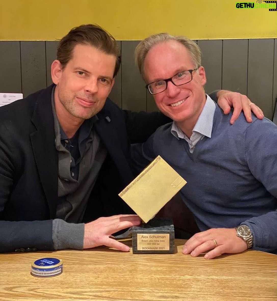 Alex Schulman - 6.6K Likes - Ć
t lunch med min gamla fƶrlƤggare @claesericson och han ƶverraskade med en plakett fƶr att fira att āBrƤnn alla mina brevā sĆ„lt 300 000 exemplar. Tack, Claes, och tack alla vƤnner pĆ„ @bookmark_forlag !!