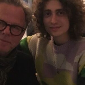 Alex Schulman Instagram - I det parallella liv som utspelar sig, det utan Corona, är det idag vara 2 veckor kvar till premiär av Tröstrapporter på Dramatens stora scen. Men våren blev inte som någon tänkt sig, dagen före första repdagen på scen stängde Dramaten. Men jag ville bara säga: vi kommer tillbaka! Kanske behöver vi tröst mer än nånsin? Inom kort kommer Dramaten berätta hur det ska gå till, när Krister står där på scenen, och Joel sitter vid pianot och spelar sin och Jacob Mühlrads fina musik. Det här stycket heter för övrigt ”The train” och spelas under föreställningen när huvudpersonen berättar om en tågresa som förändrade hans liv. Förr eller senare: vi ses!