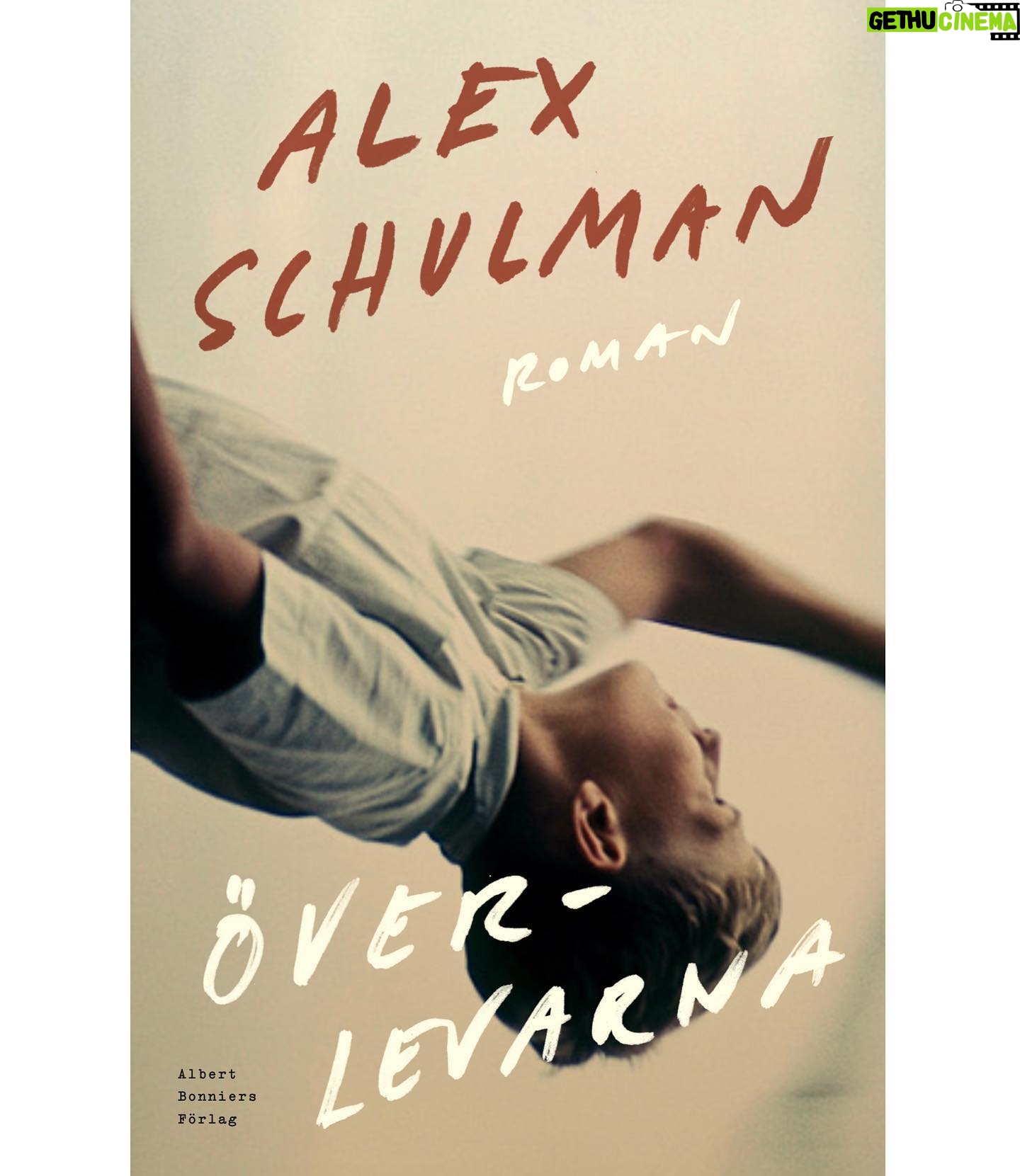 Alex Schulman - 5.1K Likes - Det Ƥr outhƤrdligt. Vi har tvƄ olika fƶrslag till omslag till min nƤsta roman. De Ƥr HELT olika varandra i uttrycket - och jag Ƥlskar bƄda lika mycket! Nu mƄste ni hjƤlpa mig hƤr. Jag lƤgger det i era hƤnder. Det omslag som fƄr flest rƶster vƤljer jag. FrƄgan Ƥr: alternativ 1 eller 2?!