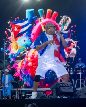 Alexander Delgado Instagram - Agua!!! 💦 ¡Amsterdam gozando y nosotros también!!! 🔥 😎

📸: @iamcumbapr 
🎥 @reconocidosnet 

#ElMonarca #AlexanderGDZ #Demasiado