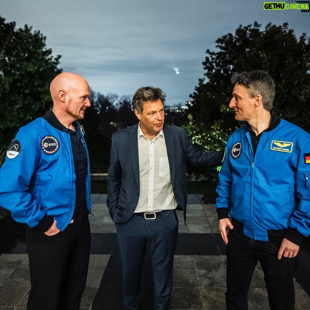 Alexander Gerst - 11.7K Likes - Auf gemeinsamer Mission zur deutschen Beteiligung beim #Artemis-Mondprogramm.
Viel Vertrauen ist schon da, denn deutsche Technologie fliegt mit den Amerikanern zum Mond. Aus Bremen kommt mit dem European Service Module ein essentielles Antriebsmodul. Wir haben in Washington Gespräche über weitere deutsche Beteiligung geführt. Wir wollen natürlich auch eine Deutsche oder einen Deutschen mit auf dem Mond haben. Nun geht es um die weitere Stärkung der deutsch-amerikanischen Partnerschaft. Es ist ein wichtiger Schritt, dass Europa auf dem Weg zum Mond dabei ist. Denn dafür gibt es gute Gründe: es ist aus ökonomischer Sicht sinnvoll, es ist geopolitisch wichtig, es bringt uns in Forschung und Entwicklung voran.
@astro_alex_esa @esamatthiasmaurer @robert.habeck
#space #raumfahrt #weltraum #microlauncher #newspace
@christmannanna @europeanspaceagency
šø BMWK | Butzmann